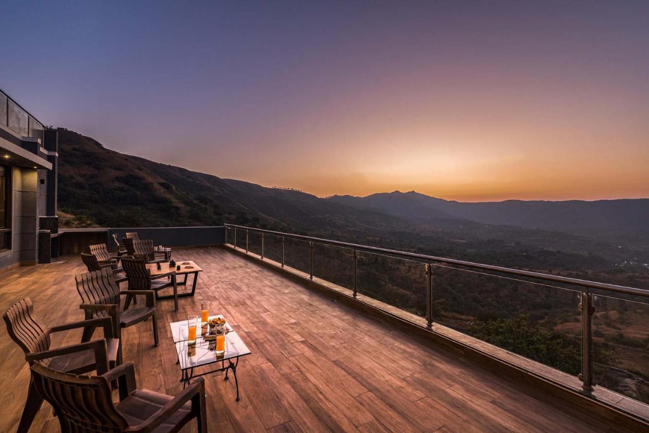Eyes On The Lake By Stayvista - A Hillside Villa With A Captivating View Of The River Pune Exterior photo